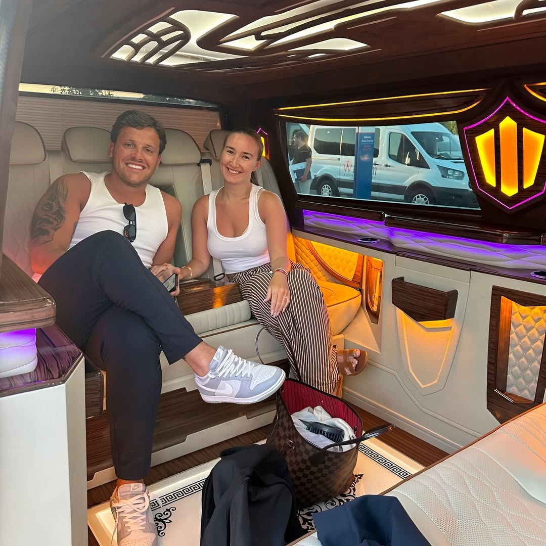 Alaçatı VIP transfer Mercedes Vito içi güler yüzlü müşteriler konforlu yolculuk